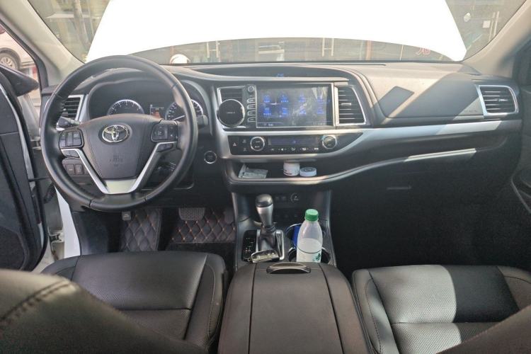 Used Toyota Highlander 2018 2.0T Four-Wheel Drive Luxury Version 7 Seats China VI Standard Center Console