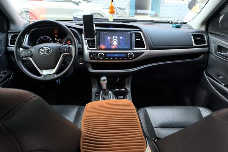 Used Toyota Highlander 2018 2.0T Four-Wheel Drive Luxury Edition 7 Seats China V Emission Standard Center Console