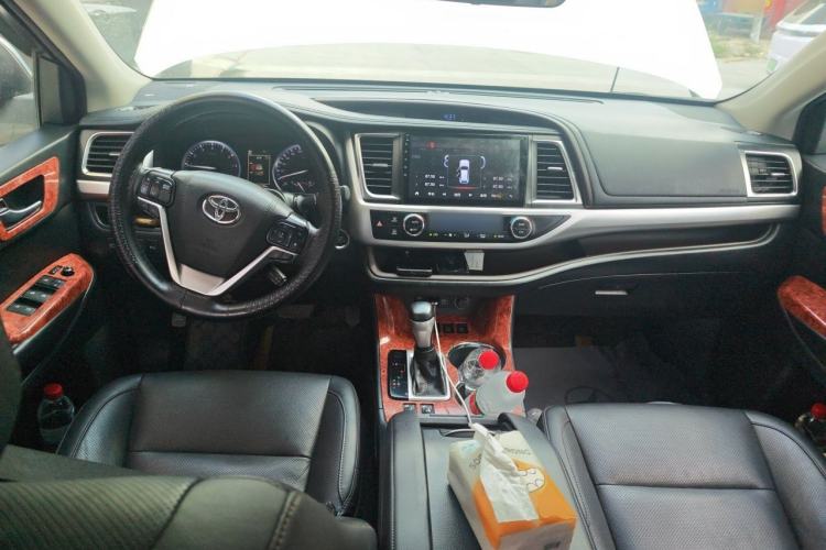Used Toyota Highlander 2018 2.0T Four-Wheel Drive Luxury Edition 7 Seats China V Emission Standard Center Console