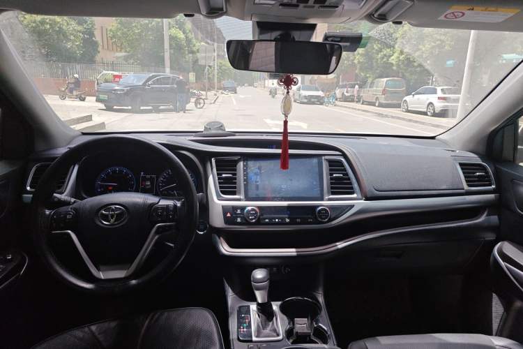 Used Toyota Highlander 2018 2.0T Four-Wheel Drive Luxury Edition 7 Seats China V Emission Standard Center Console