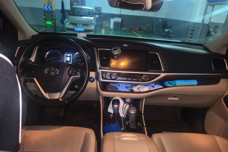 Used Toyota Highlander 2018 2.0T Four-Wheel Drive Supreme Edition 7-Seater China VI Center Console