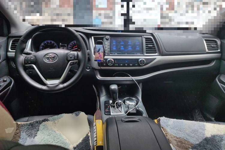 Used Toyota Highlander 2018 2.0T Four-Wheel Drive Luxury Edition 7 Seats China V Emission Standard Center Console