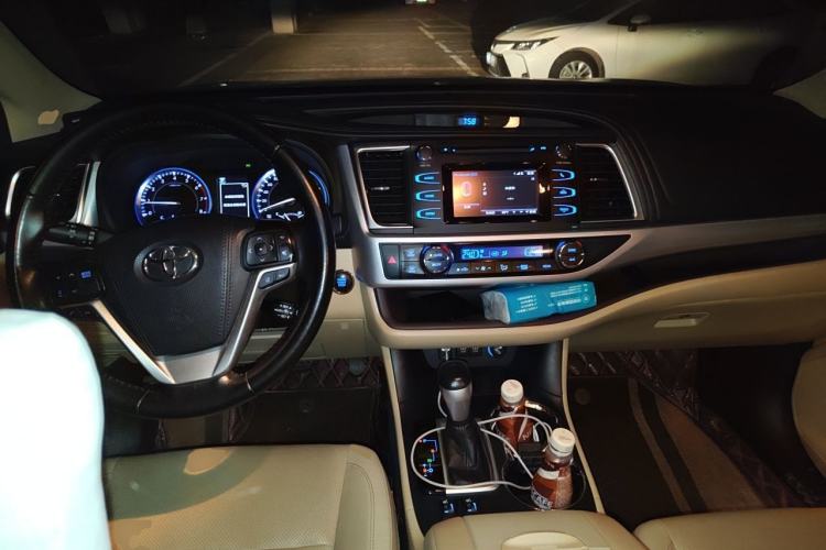 Used Toyota Highlander 2018 2.0T Two-Wheel Drive Luxury Edition 7 Seats China VI Standard Center Console