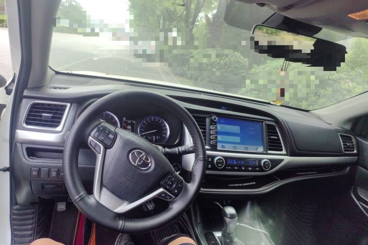 Used Toyota Highlander 2018 2.0T Two-Wheel-Drive Luxury Edition 7 Seats Emission Standard China V Center Console