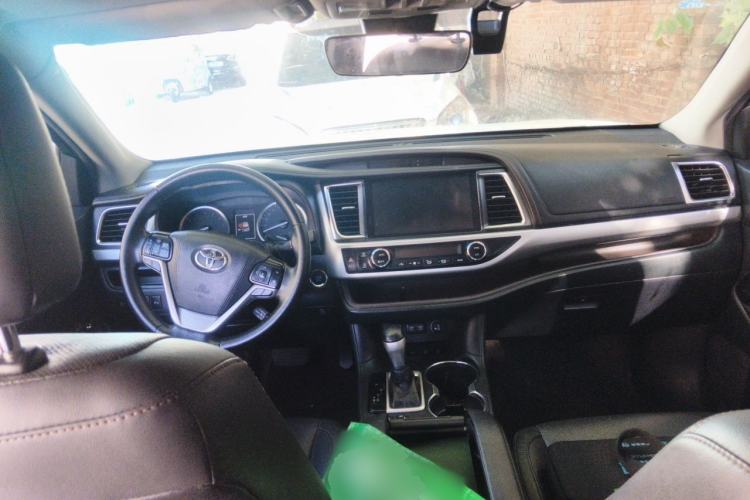 Used Toyota Highlander 2018 2.0T Four-Wheel Drive Prestige Version 7 Seats China V Emission Standard Center Console