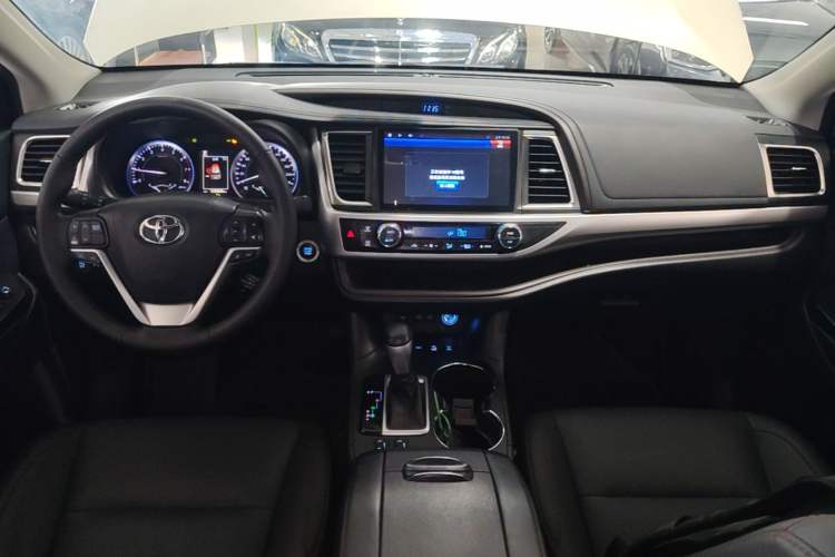 Used Toyota Highlander 2018 2.0T Four-Wheel Drive Luxury Edition 7 Seats China V Emission Standard Center Console