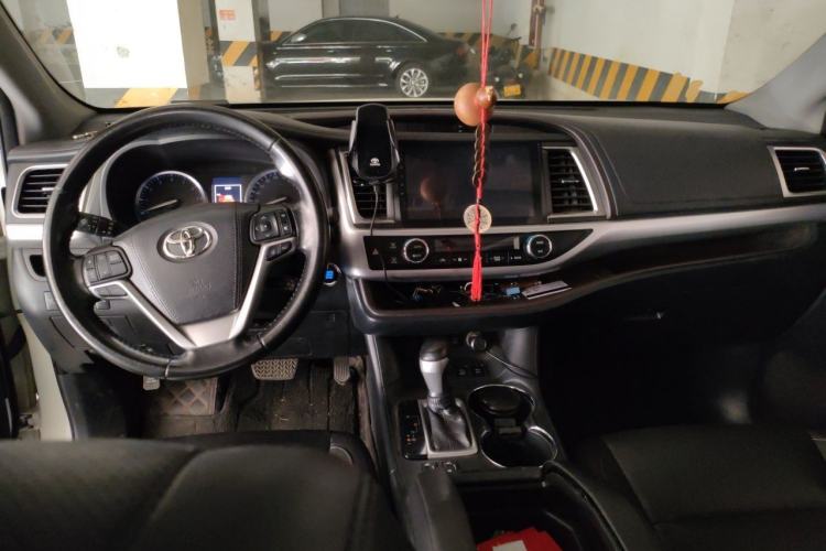 Used Toyota Highlander 2018 2.0T Four-Wheel Drive Luxury Edition 7 Seats China V Emission Standard Center Console