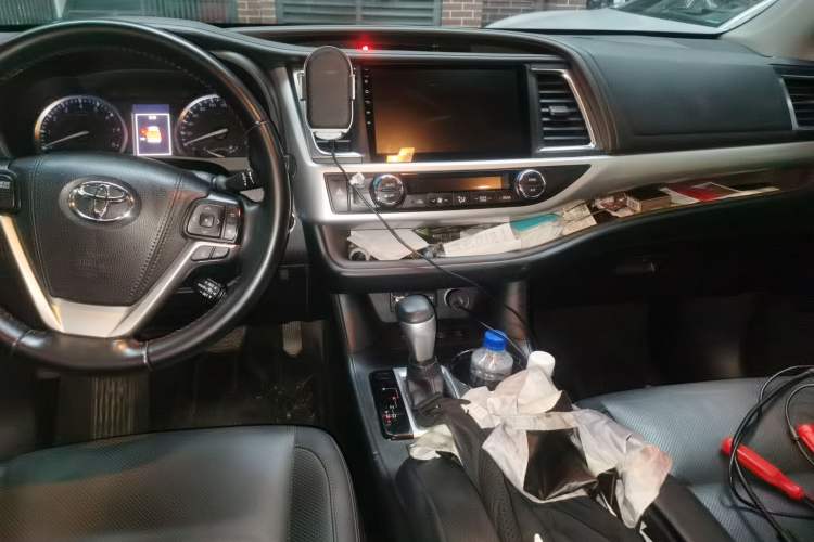 Used Toyota Highlander 2018 2.0T Four-Wheel Drive Luxury Edition 7 Seats China V Emission Standard Center Console