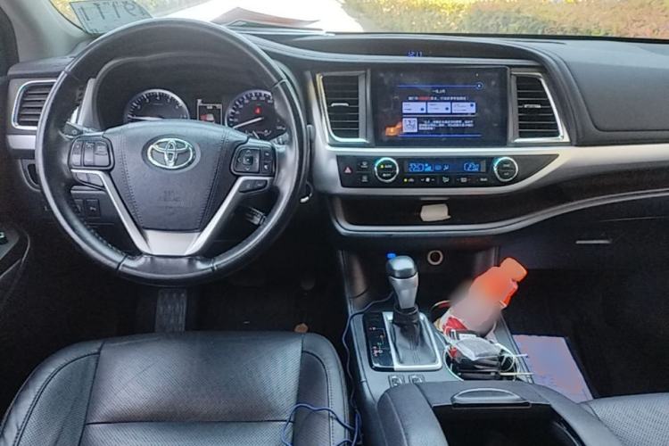 Used Toyota Highlander 2018 2.0T Two-Wheel-Drive Luxury Edition 7 Seats Emission Standard China V Center Console