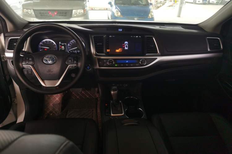 Used Toyota Highlander 2018 2.0T Four-Wheel Drive Luxury Edition 7 Seats China V Emission Standard Center Console