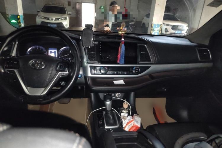 Used Toyota Highlander 2018 2.0T Two-Wheel-Drive Luxury Edition 7 Seats Emission Standard China V Center Console