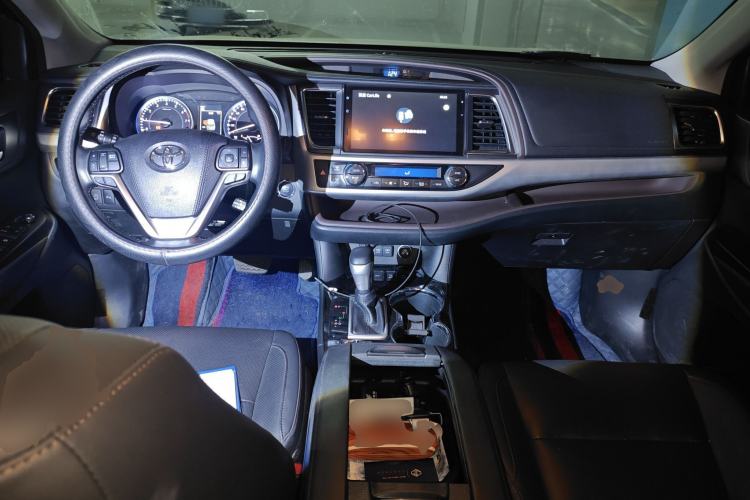 Used Toyota Highlander 2018 2.0T Four-Wheel Drive Prestige Version 7 Seats China V Emission Standard Center Console