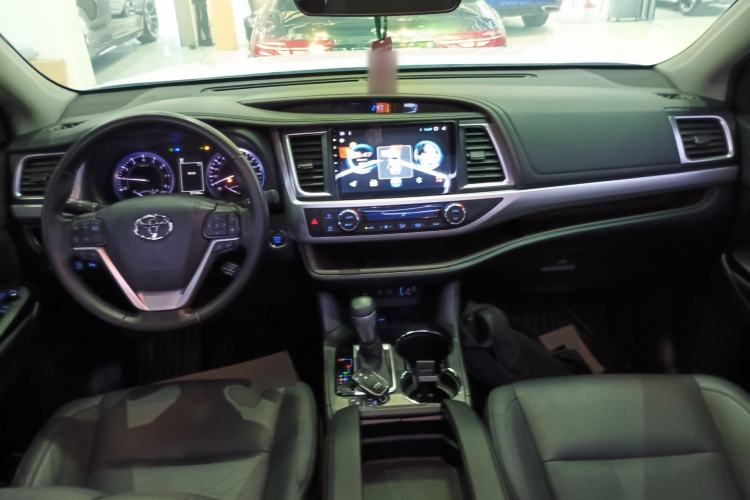 Used Toyota Highlander 2018 2.0T Two-Wheel Drive Luxury Edition 7 Seats China VI Standard Center Console