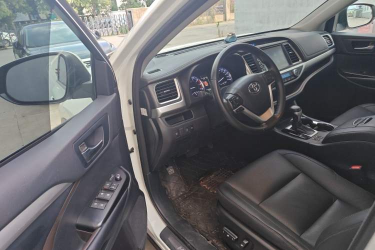 Used Toyota Highlander 2018 2.0T Four-Wheel Drive Luxury Edition 7 Seats China V Emission Standard Driver Seat