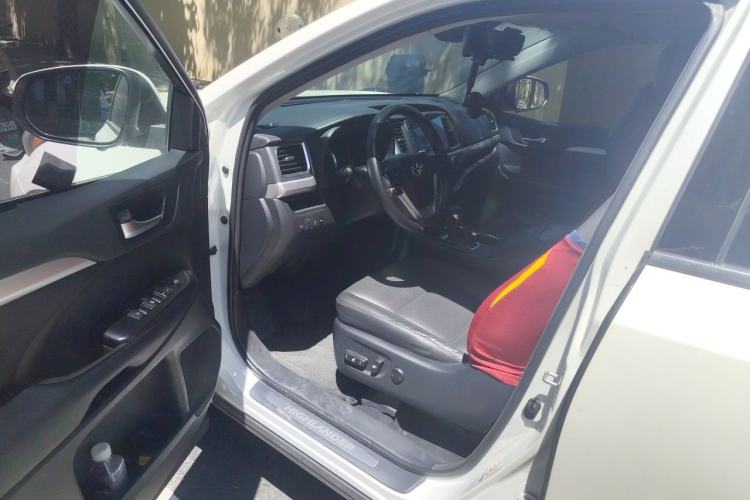 Used Toyota Highlander 2018 2.0T Four-Wheel Drive Luxury Edition 7 Seats China V Emission Standard Driver Seat