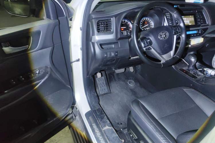 Used Toyota Highlander 2018 2.0T Four-Wheel Drive Luxury Edition 7 Seats China V Emission Standard Driver Seat