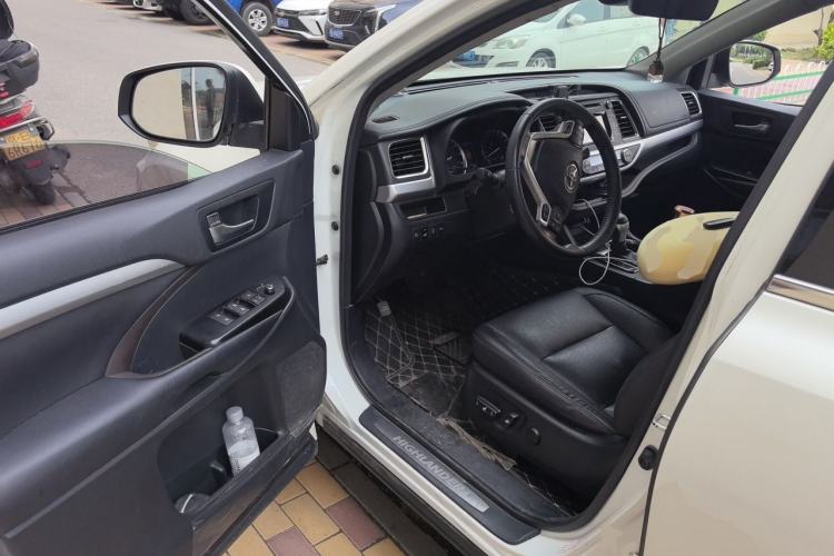 Used Toyota Highlander 2018 2.0T Four-Wheel Drive Luxury Edition 7 Seats China V Emission Standard Driver Seat