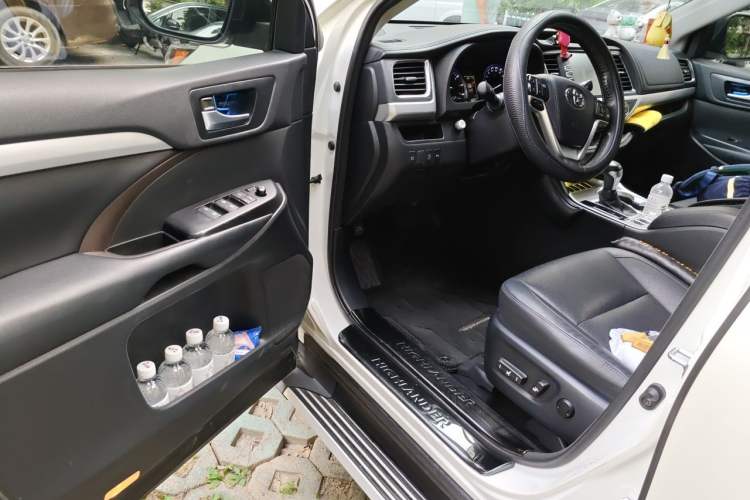 Used Toyota Highlander 2018 2.0T Four-Wheel Drive Luxury Edition 7 Seats China V Emission Standard Driver Seat