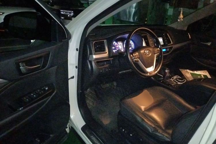 Used Toyota Highlander 2018 2.0T Four-Wheel Drive Luxury Edition 7 Seats China V Emission Standard Driver Seat
