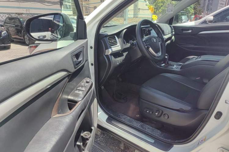 Used Toyota Highlander 2018 2.0T Four-Wheel Drive Prestige Version 7 Seats China V Emission Standard Driver Seat