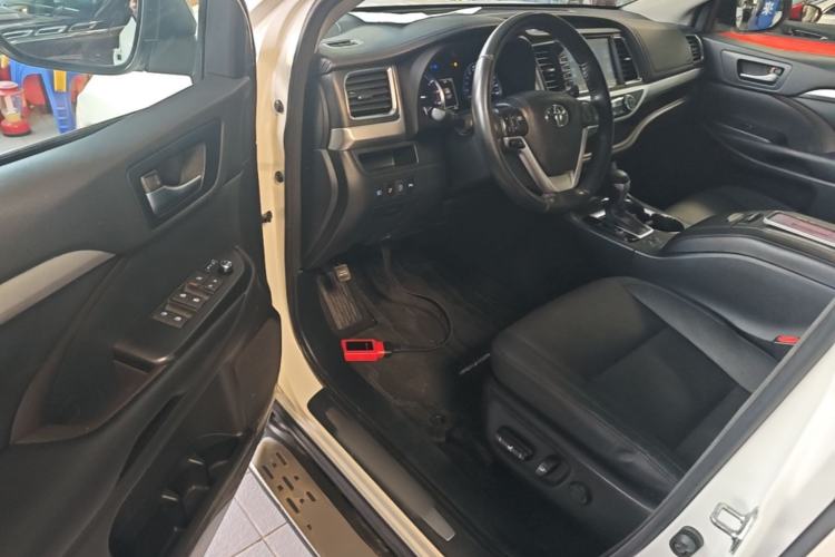 Used Toyota Highlander 2018 2.0T Four-Wheel Drive Luxury Version 7 Seats China VI Standard Driver Seat