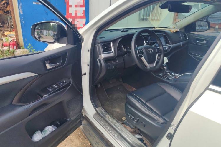 Used Toyota Highlander 2018 2.0T Two-Wheel-Drive Luxury Edition 7 Seats Emission Standard China V Driver Seat