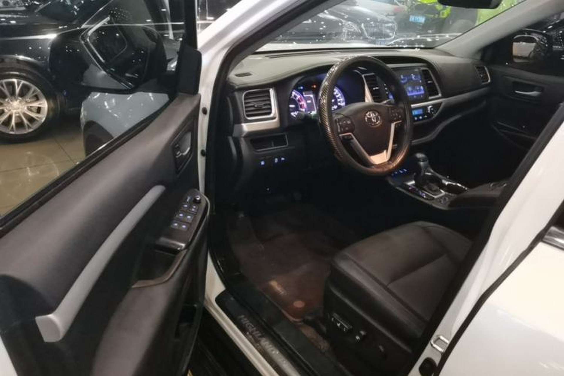 Used Toyota Highlander 2018 2.0T Four-Wheel Drive Luxury Version 7 Seats China VI Standard Driver Seat