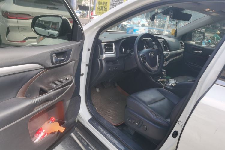 Used Toyota Highlander 2018 2.0T Four-Wheel Drive Luxury Edition 7 Seats China V Emission Standard Driver Seat