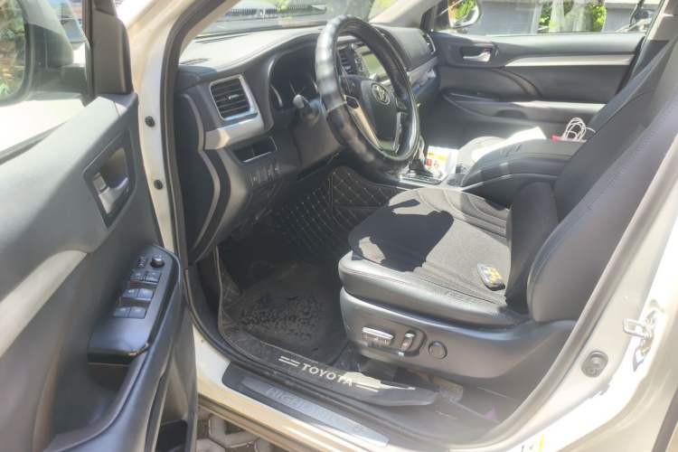 Used Toyota Highlander 2018 2.0T Four-Wheel Drive Luxury Edition 7 Seats China V Emission Standard Driver Seat