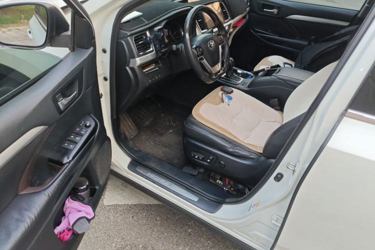 Used Toyota Highlander 2018 2.0T Four-Wheel Drive Luxury Edition 7 Seats China V Emission Standard Driver Seat