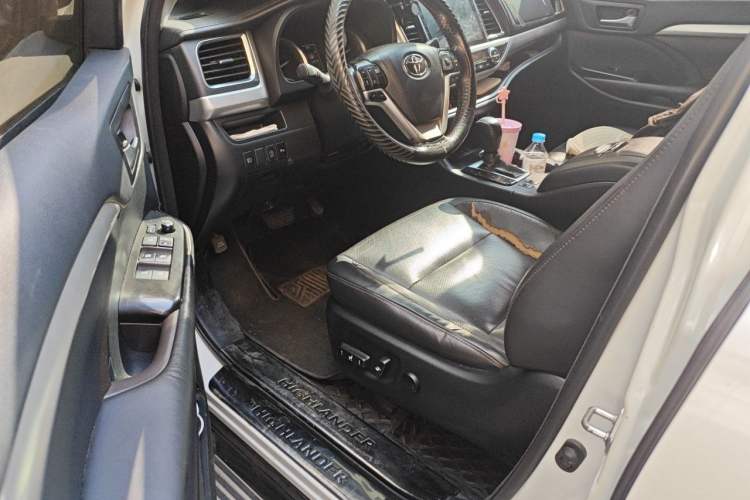 Used Toyota Highlander 2018 2.0T Four-Wheel Drive Luxury Edition 7 Seats China V Emission Standard Driver Seat