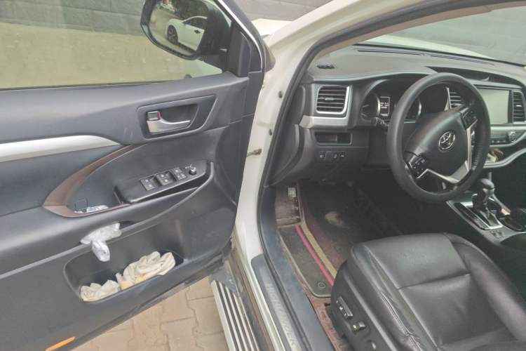 Used Toyota Highlander 2018 2.0T Four-Wheel Drive Luxury Version 7 Seats China VI Standard Driver Seat