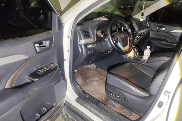 Used Toyota Highlander 2018 2.0T Four-Wheel Drive Prestige Version 7 Seats China V Emission Standard Driver Seat