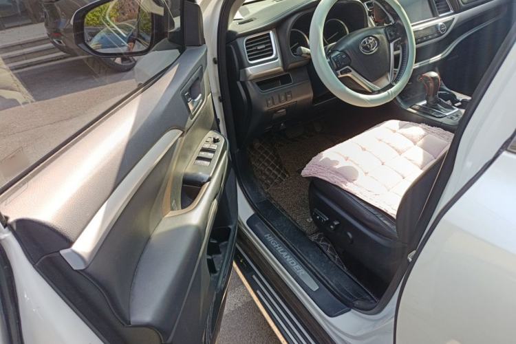 Used Toyota Highlander 2018 2.0T Four-Wheel Drive Luxury Edition 7 Seats China V Emission Standard Driver Seat