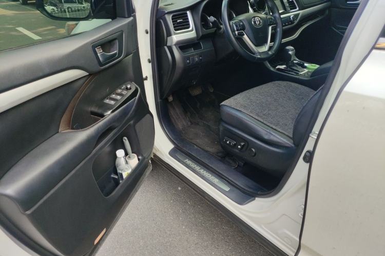 Used Toyota Highlander 2018 2.0T Four-Wheel Drive Luxury Version 7 Seats China VI Standard Driver Seat