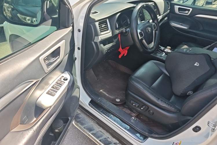 Used Toyota Highlander 2018 2.0T Four-Wheel Drive Luxury Edition 7 Seats China V Emission Standard Driver Seat
