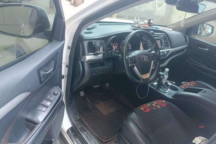Used Toyota Highlander 2018 2.0T Four-Wheel Drive Luxury Edition 7 Seats China V Emission Standard Driver Seat