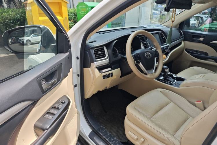 Used Toyota Highlander 2018 2.0T Four-Wheel Drive Luxury Edition 7 Seats China V Emission Standard Driver Seat
