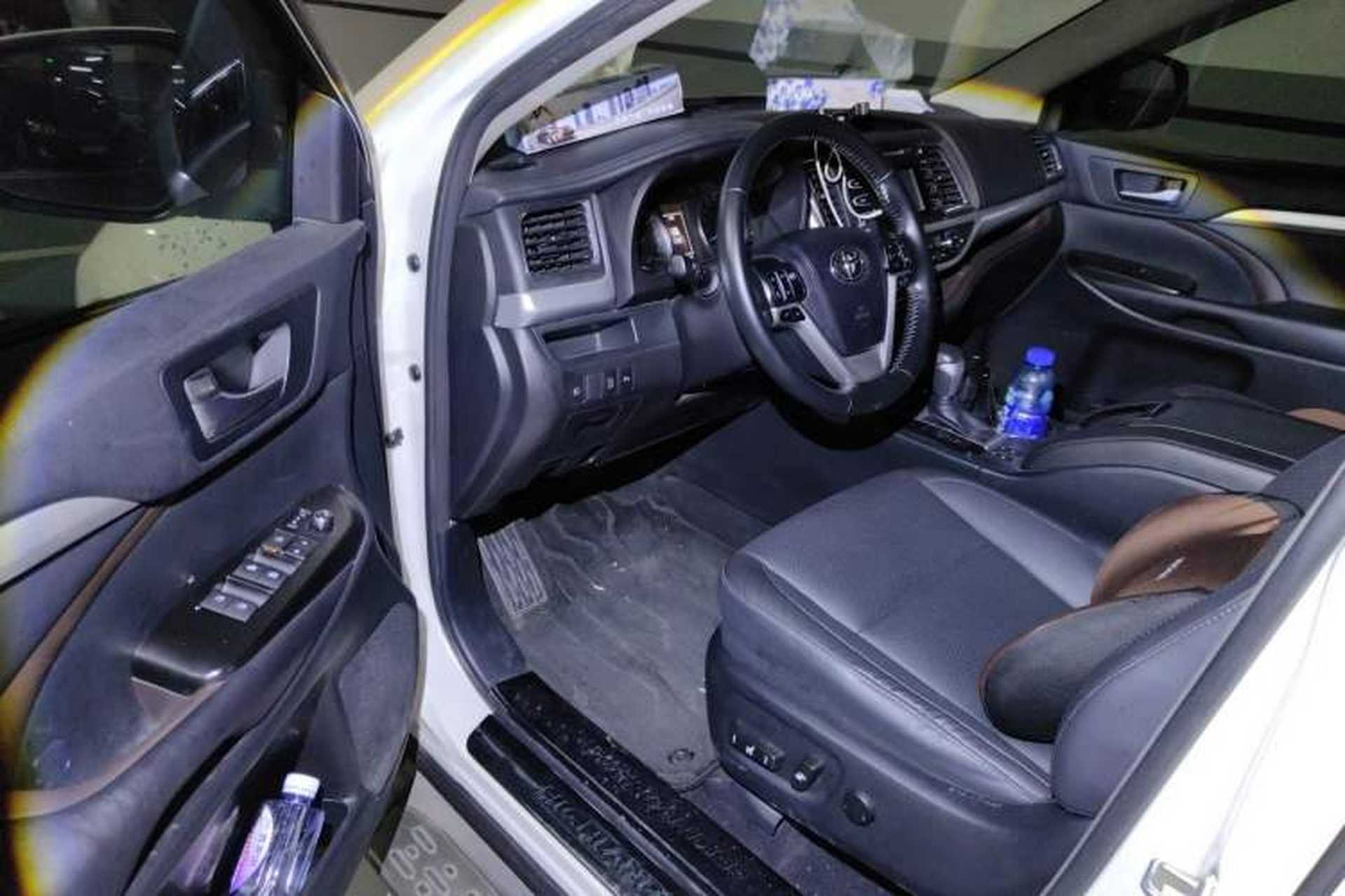Used Toyota Highlander 2018 2.0T Four-Wheel Drive Luxury Edition 7 Seats China V Emission Standard Driver Seat