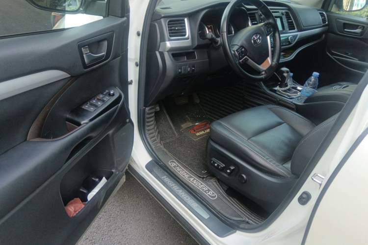 Used Toyota Highlander 2018 2.0T Four-Wheel Drive Luxury Version 7 Seats China VI Standard Driver Seat