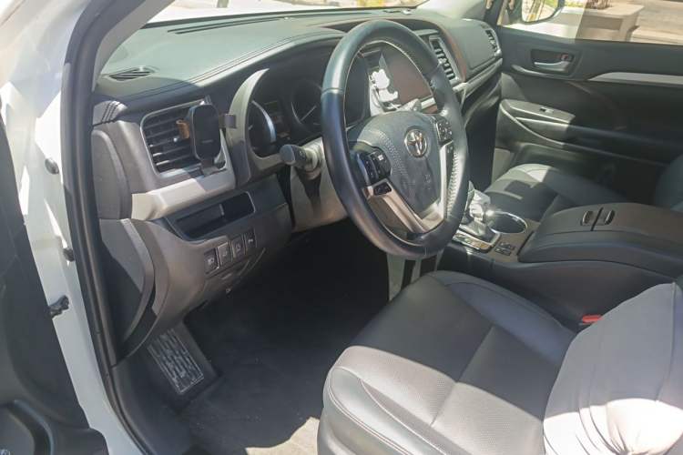 Used Toyota Highlander 2018 2.0T Four-Wheel Drive Prestige Version 7 Seats China VI Standard Driver Seat