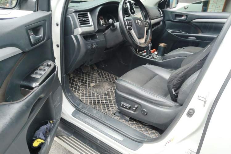 Used Toyota Highlander 2018 2.0T Four-Wheel Drive Luxury Version 7 Seats China VI Standard Driver Seat
