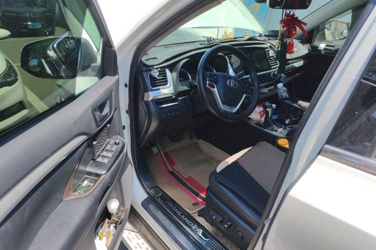 Used Toyota Highlander 2018 2.0T Four-Wheel Drive Luxury Version 7 Seats China VI Standard Driver Seat