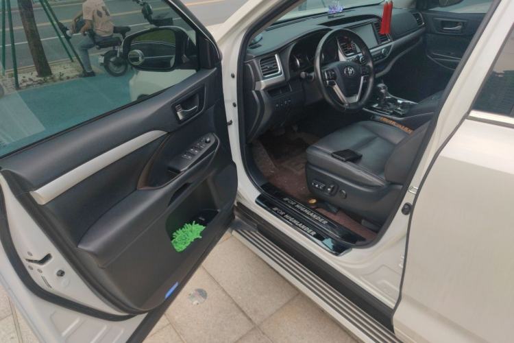 Used Toyota Highlander 2018 2.0T Two-Wheel-Drive Luxury Edition 7 Seats Emission Standard China V Driver Seat