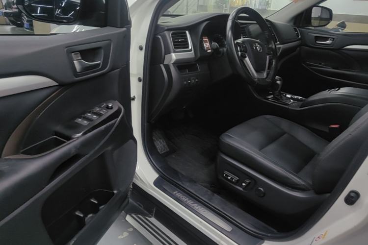 Used Toyota Highlander 2018 2.0T Four-Wheel Drive Luxury Version 7 Seats China VI Standard Driver Seat