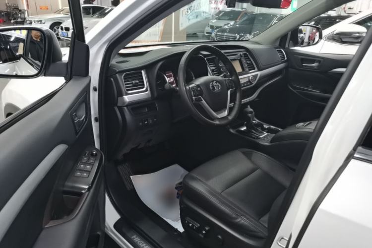 Used Toyota Highlander 2018 2.0T Four-Wheel Drive Luxury Version 7 Seats China VI Standard Driver Seat