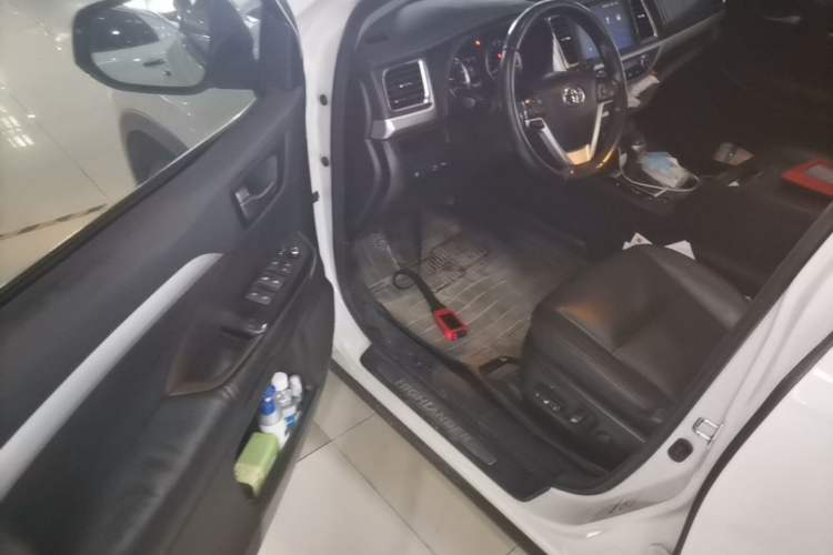 Used Toyota Highlander 2018 2.0T Four-Wheel Drive Luxury Version 7 Seats China VI Standard Driver Seat