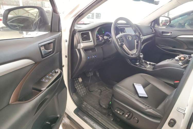 Used Toyota Highlander 2018 2.0T Four-Wheel Drive Luxury Version 7 Seats China VI Standard Driver Seat