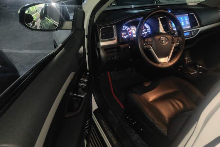 Used Toyota Highlander 2018 2.0T Four-Wheel Drive Luxury Edition 7 Seats China V Emission Standard Driver Seat