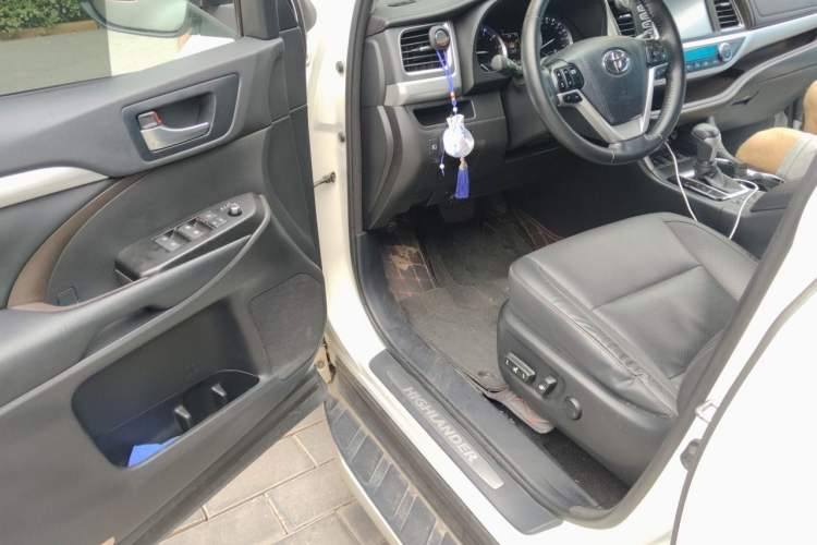 Used Toyota Highlander 2018 2.0T Four-Wheel Drive Luxury Edition 7 Seats China V Emission Standard Driver Seat